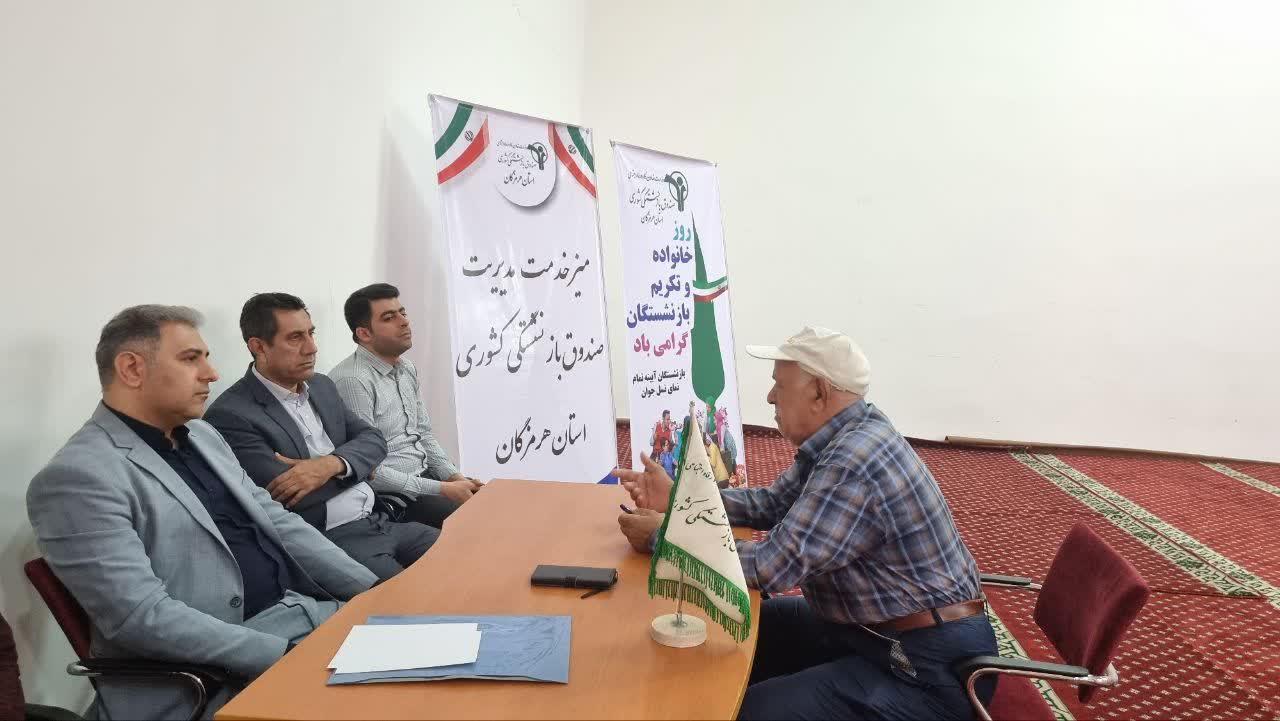 برپایی میز خدمت صندوق بازنشستگی استان هرمزگان در نماز جمعه بندرعباس