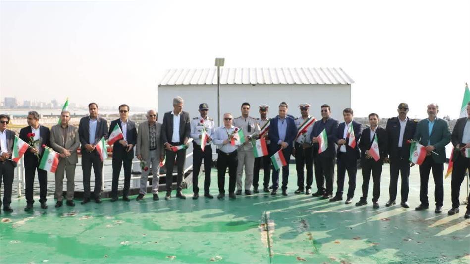 نواخته شدن نمادین بوق شناورها در اسکله شهید حقانی بندرعباس به مناسبت سالروز ورود امام خمینی (ره)